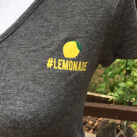 Crop top. - Picture 2 of 4